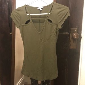 Unique cut-out ribbed tee. 👚